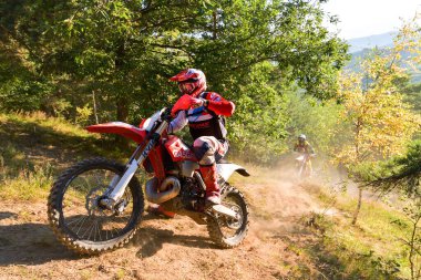 SIBIU, ROMANIA - 28 Temmuz: Red Bull ROMANIACS Hard Enduro Rallisi 'nde bilinmeyen bir rakip. Dünyanın en zor dayanıklı rallisi. 25-29 Temmuz 2017, Sibiu, Romanya