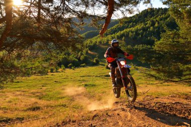 SIBIU, ROMANIA - 28 Temmuz: Red Bull ROMANIACS Hard Enduro Rallisi 'nde bilinmeyen bir rakip. Dünyanın en zor dayanıklı rallisi. 25-29 Temmuz 2017, Sibiu, Romanya
