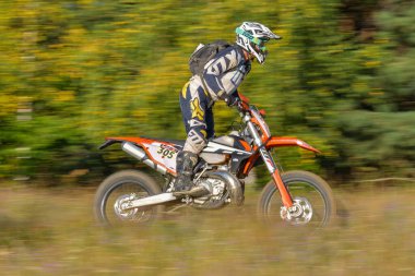 SIBIU, ROMANIA - 28 Temmuz: Red Bull ROMANIACS Hard Enduro Rallisi 'nde bilinmeyen bir rakip. Dünyanın en zor dayanıklı rallisi. 25-29 Temmuz 2017, Sibiu, Romanya