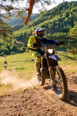 SIBIU, ROMANIA - 28 Temmuz: Red Bull ROMANIACS Hard Enduro Rallisi 'nde bilinmeyen bir rakip. Dünyanın en zor dayanıklı rallisi. 25-29 Temmuz 2017, Sibiu, Romanya