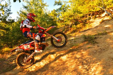 SIBIU, ROMANIA - 28 Temmuz: Red Bull ROMANIACS Hard Enduro Rallisi 'nde bilinmeyen bir rakip. Dünyanın en zor dayanıklı rallisi. 25-29 Temmuz 2017, Sibiu, Romanya