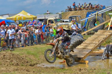 SIBIU, ROMANIA - 28 Temmuz: Red Bull ROMANIACS Hard Enduro Rallisi 'nde bilinmeyen bir rakip. Dünyanın en zor dayanıklı rallisi. 24-28 Temmuz 2018 tarihleri arasında Romanya 'nın Sibiu kentinde