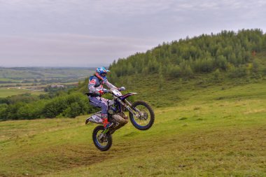 SIBIU, ROMANIA - 28 Temmuz: Red Bull ROMANIACS Hard Enduro Rallisi 'nde bilinmeyen bir rakip. Dünyanın en zor dayanıklı rallisi. 24-28 Temmuz 2018 tarihleri arasında Romanya 'nın Sibiu kentinde