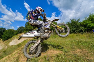 SIBIU, ROMANIA - 28 Temmuz: Red Bull ROMANIACS Hard Enduro Rallisi 'nde bilinmeyen bir rakip. Dünyanın en zor dayanıklı rallisi. 25-29 Temmuz 2017, Sibiu, Romanya