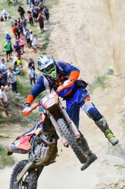 SIBIU, ROMANIA - 28 Temmuz: Red Bull ROMANIACS Hard Enduro Rallisi 'nde bilinmeyen bir rakip. Dünyanın en zor dayanıklı rallisi. 25-29 Temmuz 2017, Sibiu, Romanya