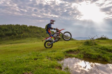 SIBIU, ROMANIA - 28 Temmuz: Red Bull ROMANIACS Hard Enduro Rallisi 'nde bilinmeyen bir rakip. Dünyanın en zor dayanıklı rallisi. 24-28 Temmuz 2018 tarihleri arasında Romanya 'nın Sibiu kentinde