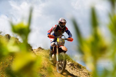 SIBIU, ROMANIA - 28 Temmuz: Red Bull ROMANIACS Hard Enduro Rallisi 'nde bilinmeyen bir rakip. Dünyanın en zor dayanıklı rallisi. 25-29 Temmuz 2017, Sibiu, Romanya