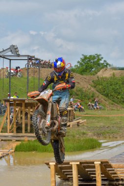 SIBIU, ROMANIA - 28 Temmuz: Red Bull ROMANIACS Hard Enduro Rallisi 'nde bilinmeyen bir rakip. Dünyanın en zor dayanıklı rallisi. 24-28 Temmuz 2018 tarihleri arasında Romanya 'nın Sibiu kentinde
