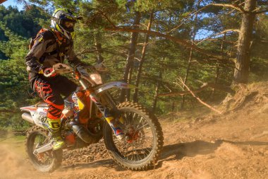 SIBIU, ROMANIA - 28 Temmuz: Red Bull ROMANIACS Hard Enduro Rallisi 'nde bilinmeyen bir rakip. Dünyanın en zor dayanıklı rallisi. 25-29 Temmuz 2017, Sibiu, Romanya