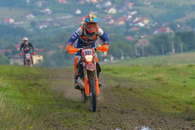SIBIU, ROMANIA - 28 Temmuz: Red Bull ROMANIACS Hard Enduro Rallisi 'nde bilinmeyen bir rakip. Dünyanın en zor dayanıklı rallisi. 24-28 Temmuz 2018 tarihleri arasında Romanya 'nın Sibiu kentinde