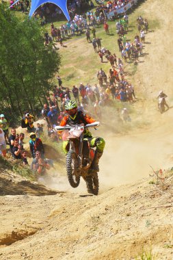 SIBIU, ROMANIA - 28 Temmuz: Red Bull ROMANIACS Hard Enduro Rallisi 'nde bilinmeyen bir rakip. Dünyanın en zor dayanıklı rallisi. 25-29 Temmuz 2017, Sibiu, Romanya