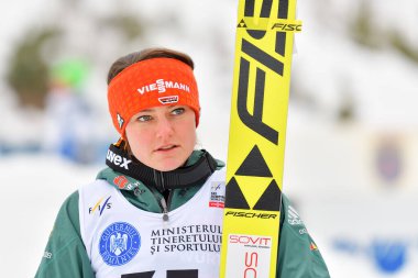 Rasnov, Romanya - 5-7 Mart 2018: FIS SKI DÜNYA KADINLARINDA bilinmeyen kayak atlayıcısı yarışıyor
