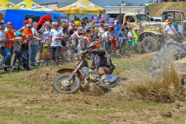 SIBIU, ROMANIA - 28 Temmuz: Red Bull ROMANIACS Hard Enduro Rallisi 'nde bilinmeyen bir rakip. Dünyanın en zor dayanıklı rallisi. 24-28 Temmuz 2018 tarihleri arasında Romanya 'nın Sibiu kentinde
