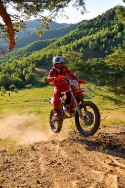 SIBIU, ROMANIA - 28 Temmuz: Red Bull ROMANIACS Hard Enduro Rallisi 'nde bilinmeyen bir rakip. Dünyanın en zor dayanıklı rallisi. 25-29 Temmuz 2017, Sibiu, Romanya