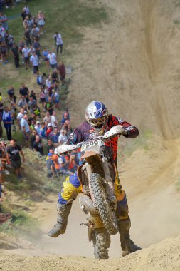 SIBIU, ROMANIA - 28 Temmuz: Red Bull ROMANIACS Hard Enduro Rallisi 'nde bilinmeyen bir rakip. Dünyanın en zor dayanıklı rallisi. 25-29 Temmuz 2017, Sibiu, Romanya
