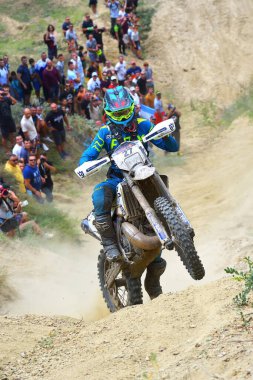 SIBIU, ROMANIA - 28 Temmuz: Red Bull ROMANIACS Hard Enduro Rallisi 'nde bilinmeyen bir rakip. Dünyanın en zor dayanıklı rallisi. 25-29 Temmuz 2017, Sibiu, Romanya