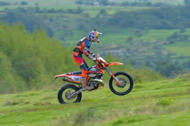 SIBIU, ROMANIA - 28 Temmuz: Red Bull ROMANIACS Hard Enduro Rallisi 'nde bilinmeyen bir rakip. Dünyanın en zor dayanıklı rallisi. 24-28 Temmuz 2018 tarihleri arasında Romanya 'nın Sibiu kentinde