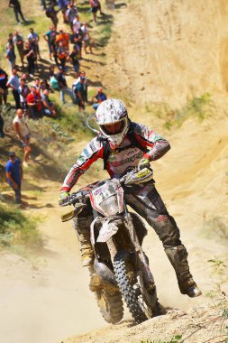 SIBIU, ROMANIA - 28 Temmuz: Red Bull ROMANIACS Hard Enduro Rallisi 'nde bilinmeyen bir rakip. Dünyanın en zor dayanıklı rallisi. 25-29 Temmuz 2017, Sibiu, Romanya