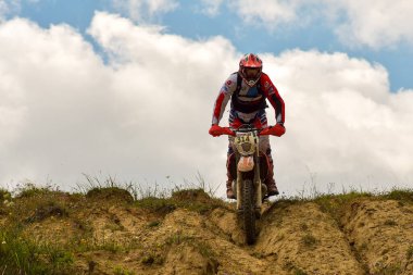 SIBIU, ROMANIA - 28 Temmuz: Red Bull ROMANIACS Hard Enduro Rallisi 'nde bilinmeyen bir rakip. Dünyanın en zor dayanıklı rallisi. 25-29 Temmuz 2017, Sibiu, Romanya