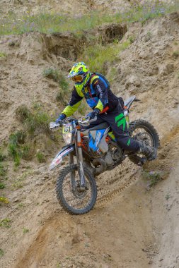 SIBIU, ROMANIA - 28 Temmuz: Red Bull ROMANIACS Hard Enduro Rallisi 'nde bilinmeyen bir rakip. Dünyanın en zor dayanıklı rallisi. 25-29 Temmuz 2017, Sibiu, Romanya