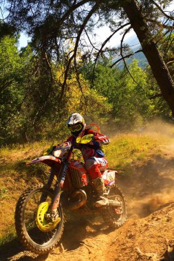 SIBIU, ROMANIA - 28 Temmuz: Red Bull ROMANIACS Hard Enduro Rallisi 'nde bilinmeyen bir rakip. Dünyanın en zor dayanıklı rallisi. 25-29 Temmuz 2017, Sibiu, Romanya