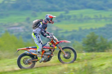 SIBIU, ROMANIA - 28 Temmuz: Red Bull ROMANIACS Hard Enduro Rallisi 'nde bilinmeyen bir rakip. Dünyanın en zor dayanıklı rallisi. 24-28 Temmuz 2018 tarihleri arasında Romanya 'nın Sibiu kentinde