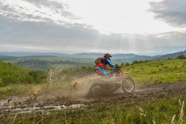 SIBIU, ROMANIA - 28 Temmuz: Red Bull ROMANIACS Hard Enduro Rallisi 'nde bilinmeyen bir rakip. Dünyanın en zor dayanıklı rallisi. 24-28 Temmuz 2018 tarihleri arasında Romanya 'nın Sibiu kentinde