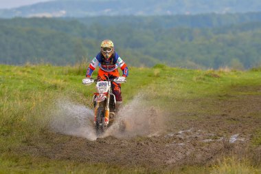 SIBIU, ROMANIA - 28 Temmuz: Red Bull ROMANIACS Hard Enduro Rallisi 'nde bilinmeyen bir rakip. Dünyanın en zor dayanıklı rallisi. 24-28 Temmuz 2018 tarihleri arasında Romanya 'nın Sibiu kentinde