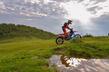 SIBIU, ROMANIA - 28 Temmuz: Red Bull ROMANIACS Hard Enduro Rallisi 'nde bilinmeyen bir rakip. Dünyanın en zor dayanıklı rallisi. 24-28 Temmuz 2018 tarihleri arasında Romanya 'nın Sibiu kentinde