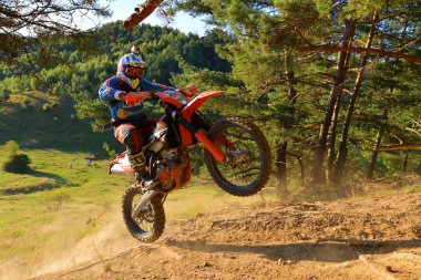 SIBIU, ROMANIA - 28 Temmuz: Red Bull ROMANIACS Hard Enduro Rallisi 'nde bilinmeyen bir rakip. Dünyanın en zor dayanıklı rallisi. 25-29 Temmuz 2017, Sibiu, Romanya