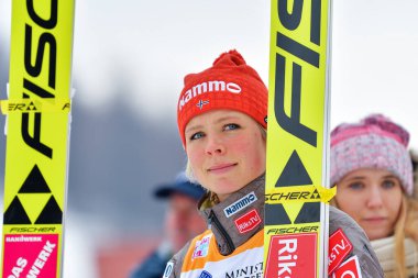 Rasnov, Romanya - 5-7 Mart 2018: FIS SKI DÜNYA KADINLARINDA bilinmeyen kayak atlayıcısı yarışıyor