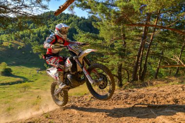 SIBIU, ROMANIA - 28 Temmuz: Red Bull ROMANIACS Hard Enduro Rallisi 'nde bilinmeyen bir rakip. Dünyanın en zor dayanıklı rallisi. 25-29 Temmuz 2017, Sibiu, Romanya