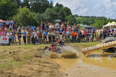 SIBIU, ROMANIA - 28 Temmuz: Red Bull ROMANIACS Hard Enduro Rallisi 'nde bilinmeyen bir rakip. Dünyanın en zor dayanıklı rallisi. 24-28 Temmuz 2018 tarihleri arasında Romanya 'nın Sibiu kentinde