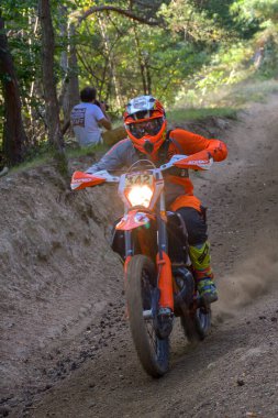 SIBIU, ROMANIA - 28 Temmuz: Red Bull ROMANIACS Hard Enduro Rallisi 'nde bilinmeyen bir rakip. Dünyanın en zor dayanıklı rallisi. 25-29 Temmuz 2017, Sibiu, Romanya