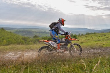 SIBIU, ROMANIA - 28 Temmuz: Red Bull ROMANIACS Hard Enduro Rallisi 'nde bilinmeyen bir rakip. Dünyanın en zor dayanıklı rallisi. 24-28 Temmuz 2018 tarihleri arasında Romanya 'nın Sibiu kentinde