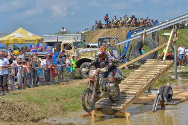 SIBIU, ROMANIA - 28 Temmuz: Red Bull ROMANIACS Hard Enduro Rallisi 'nde bilinmeyen bir rakip. Dünyanın en zor dayanıklı rallisi. 24-28 Temmuz 2018 tarihleri arasında Romanya 'nın Sibiu kentinde