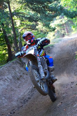 SIBIU, ROMANIA - 28 Temmuz: Red Bull ROMANIACS Hard Enduro Rallisi 'nde bilinmeyen bir rakip. Dünyanın en zor dayanıklı rallisi. 25-29 Temmuz 2017, Sibiu, Romanya