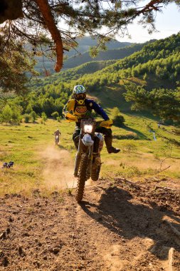 SIBIU, ROMANIA - 28 Temmuz: Red Bull ROMANIACS Hard Enduro Rallisi 'nde bilinmeyen bir rakip. Dünyanın en zor dayanıklı rallisi. 25-29 Temmuz 2017, Sibiu, Romanya