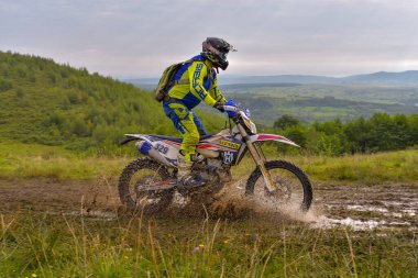 SIBIU, ROMANIA - 28 Temmuz: Red Bull ROMANIACS Hard Enduro Rallisi 'nde bilinmeyen bir rakip. Dünyanın en zor dayanıklı rallisi. 24-28 Temmuz 2018 tarihleri arasında Romanya 'nın Sibiu kentinde