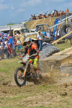 SIBIU, ROMANIA - 28 Temmuz: Red Bull ROMANIACS Hard Enduro Rallisi 'nde bilinmeyen bir rakip. Dünyanın en zor dayanıklı rallisi. 24-28 Temmuz 2018 tarihleri arasında Romanya 'nın Sibiu kentinde