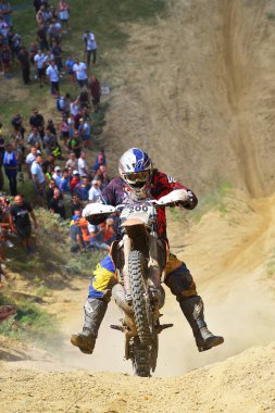 SIBIU, ROMANIA - 28 Temmuz: Red Bull ROMANIACS Hard Enduro Rallisi 'nde bilinmeyen bir rakip. Dünyanın en zor dayanıklı rallisi. 25-29 Temmuz 2017, Sibiu, Romanya