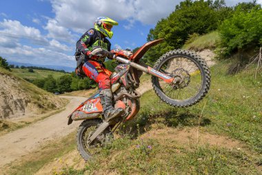 SIBIU, ROMANIA - 28 Temmuz: Red Bull ROMANIACS Hard Enduro Rallisi 'nde bilinmeyen bir rakip. Dünyanın en zor dayanıklı rallisi. 25-29 Temmuz 2017, Sibiu, Romanya