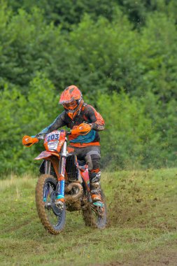 SIBIU, ROMANIA - 28 Temmuz: Red Bull ROMANIACS Hard Enduro Rallisi 'nde bilinmeyen bir rakip. Dünyanın en zor dayanıklı rallisi. 24-28 Temmuz 2018 tarihleri arasında Romanya 'nın Sibiu kentinde