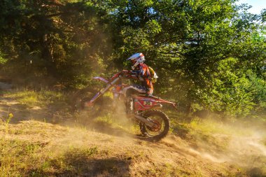 SIBIU, ROMANIA - 28 Temmuz: Red Bull ROMANIACS Hard Enduro Rallisi 'nde bilinmeyen bir rakip. Dünyanın en zor dayanıklı rallisi. 25-29 Temmuz 2017, Sibiu, Romanya