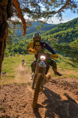 SIBIU, ROMANIA - 28 Temmuz: Red Bull ROMANIACS Hard Enduro Rallisi 'nde bilinmeyen bir rakip. Dünyanın en zor dayanıklı rallisi. 25-29 Temmuz 2017, Sibiu, Romanya