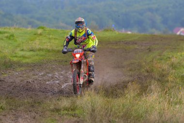 SIBIU, ROMANIA - 28 Temmuz: Red Bull ROMANIACS Hard Enduro Rallisi 'nde bilinmeyen bir rakip. Dünyanın en zor dayanıklı rallisi. 24-28 Temmuz 2018 tarihleri arasında Romanya 'nın Sibiu kentinde