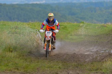SIBIU, ROMANIA - 28 Temmuz: Red Bull ROMANIACS Hard Enduro Rallisi 'nde bilinmeyen bir rakip. Dünyanın en zor dayanıklı rallisi. 24-28 Temmuz 2018 tarihleri arasında Romanya 'nın Sibiu kentinde