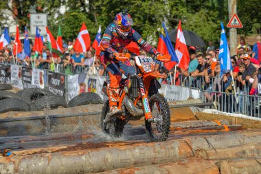 SIBIU, ROMANIA - 24 Temmuz: Red Bull ROMANIACS Hard Enduro Rallisi 'nde bilinmeyen bir rakip. Dünyanın en zor dayanıklı rallisi. 24-28 Temmuz 2018 tarihleri arasında Romanya 'nın Sibiu kentinde