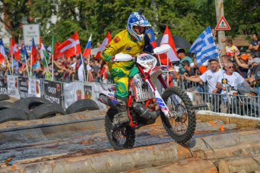 SIBIU, ROMANIA - 24 Temmuz: Red Bull ROMANIACS Hard Enduro Rallisi 'nde bilinmeyen bir rakip. Dünyanın en zor dayanıklı rallisi. 24-28 Temmuz 2018 tarihleri arasında Romanya 'nın Sibiu kentinde