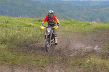 SIBIU, ROMANIA - 28 Temmuz: Red Bull ROMANIACS Hard Enduro Rallisi 'nde bilinmeyen bir rakip. Dünyanın en zor dayanıklı rallisi. 24-28 Temmuz 2018 tarihleri arasında Romanya 'nın Sibiu kentinde